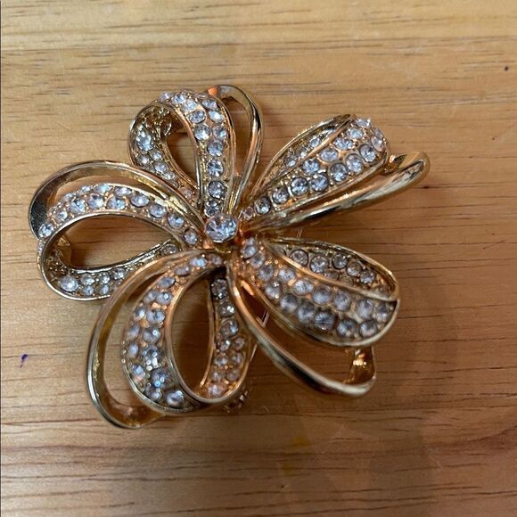Elegant Gold and Silver Crystal Brooch - Picture 1 of 7